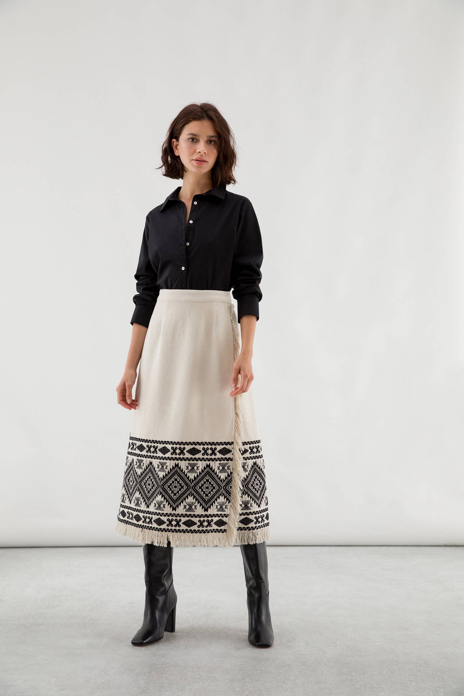 Embroidered midi skirt        (400465-10): L