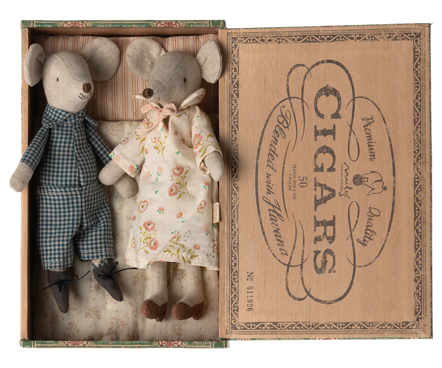 Grandma & Grandpa Mice in Cigarbox