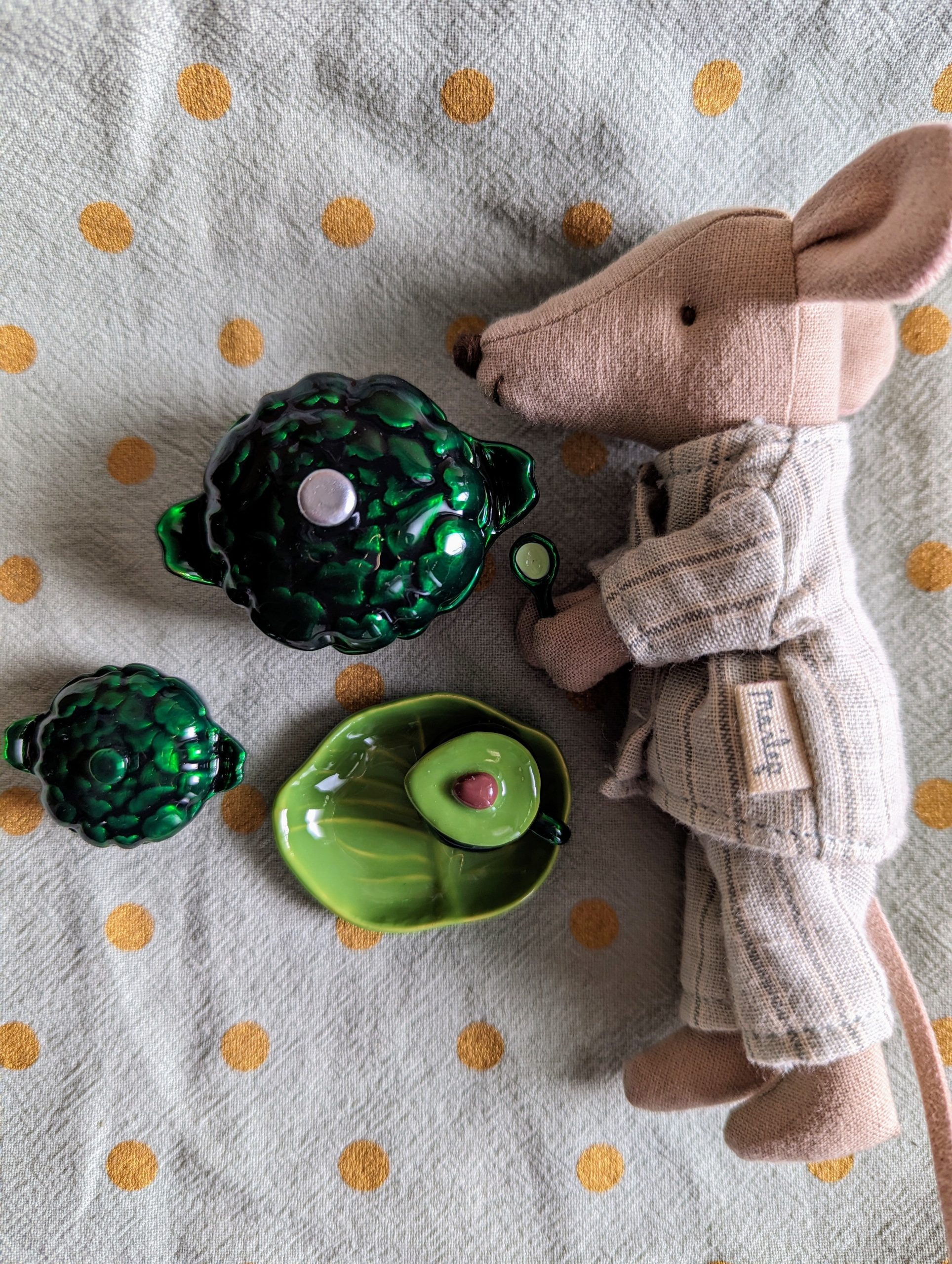 Mini "Staub" style and  "Le Creuset" style dollhouse items